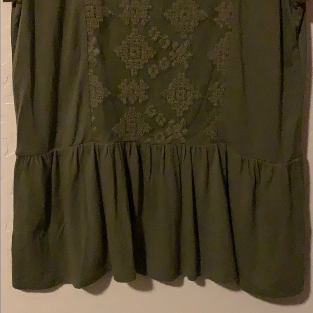 💫 5/$20 Ruffle Bottom Green Top - Picture 2 of 3